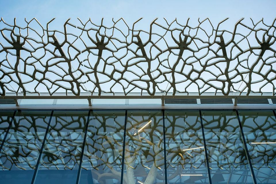 Foto 2. 'Bladerdak als luifel', gemaakt van GFRC met achter het glas de 'boomkolommen' in de stationshal, foto: Willy Berre